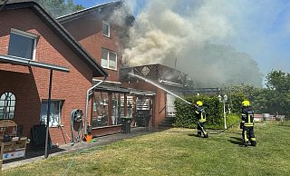 Am Hövelhofer Fichtenweg griffen die Flammen bis in eine Wohnung im Obergeschoss und den Dachstuhl des Hauses über. - Feuerwehr Hövelhof/Tim Kesselmeier Am Hövelhofer Fichtenweg griffen die Flammen bis in eine Wohnung im Obergeschoss und den Dachstuhl des Hauses über. - Feuerwehr Hövelhof/Tim Kesselmeier