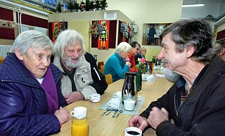 Gerda, Wilfried und Peter (v. l.) sind Stammgäste beim Bielefelder Tisch. Für sie gibt es hier Kaffee und Orangensaft, aber auch eine warme Mahlzeit. - Barbara Franke Gerda, Wilfried und Peter (v. l.) sind Stammgäste beim Bielefelder Tisch. Für sie gibt es hier Kaffee und Orangensaft, aber auch eine warme Mahlzeit. - Barbara Franke