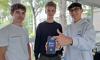 Frederik Schielke (v.l.), Julius Zimmer und Moritz Beckmann dürfen als Elftklässler ihre Händys im Ratsgymnasium benutzen, aber nur in bestimmten Bereichen. Verlassen sie die, muss das Smartphone ausgeschaltet werden. - Marion Pokorra Frederik Schielke (v.l.), Julius Zimmer und Moritz Beckmann dürfen als Elftklässler ihre Händys im Ratsgymnasium benutzen, aber nur in bestimmten Bereichen. Verlassen sie die, muss das Smartphone ausgeschaltet werden. - Marion Pokorra