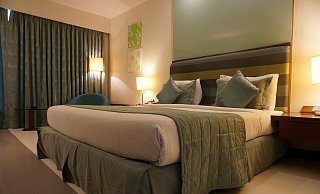 Im Urlaub auf Ibiza vergewaltigte der Mann seine Frau zum ersten Mal im Hotelzimmer, dabei lag die Tochter im Bett nebenan. - Symbolfoto: Pixabay Im Urlaub auf Ibiza vergewaltigte der Mann seine Frau zum ersten Mal im Hotelzimmer, dabei lag die Tochter im Bett nebenan. - Symbolfoto: Pixabay