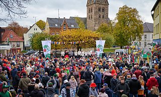 Volles Haus am vollen Marktplatz – das Bild wird es sicherlich auch zum Sessionsauftakt wieder geben. - StKG Volles Haus am vollen Marktplatz – das Bild wird es sicherlich auch zum Sessionsauftakt wieder geben. - StKG