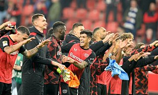 Bayer Leverkusen muss im Titelrennen weiter auf Patzer der Bayern hoffen. - Anke Waelischmiller/dpa Bayer Leverkusen muss im Titelrennen weiter auf Patzer der Bayern hoffen. - Anke Waelischmiller/dpa