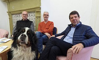 Die 6. Auflage der „Marienfelder Klostergespräche" stehen an: Pater Gottfried Meier, Hund Rulle, Albrecht Pförtner und Norbert Daut. Foto Gabriele Grund - Gabriele Grund Die 6. Auflage der „Marienfelder Klostergespräche" stehen an: Pater Gottfried Meier, Hund Rulle, Albrecht Pförtner und Norbert Daut. Foto Gabriele Grund - Gabriele Grund