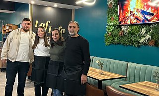 Das Familienprojekt kann losgehen: Serhat und Sinem Karabulut (l.) sowie Yesim und Tahsin Karabulut im neuen Café. - Laf Lafa Das Familienprojekt kann losgehen: Serhat und Sinem Karabulut (l.) sowie Yesim und Tahsin Karabulut im neuen Café. - Laf Lafa