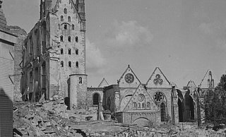 Massive Zerstörung erlebte Paderborn im Zuge der Bombenangriffe zum Ende des Zweiten Weltkriegs 1945. - Stadtarchiv Paderborn Massive Zerstörung erlebte Paderborn im Zuge der Bombenangriffe zum Ende des Zweiten Weltkriegs 1945. - Stadtarchiv Paderborn