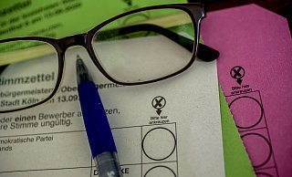 Wahlunterlagen zur Kommunalwahl 2020 in Köln liegen auf einem Tisch. Am 13. September 2020 werden in NRW Oberbürgermeister, Landräte, Stadträte und Kreistage gewählt. - picture alliance / Goldmann Wahlunterlagen zur Kommunalwahl 2020 in Köln liegen auf einem Tisch. Am 13. September 2020 werden in NRW Oberbürgermeister, Landräte, Stadträte und Kreistage gewählt. - picture alliance / Goldmann