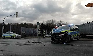 Beim Abbiegen von der Findelstraße auf die B482 in Hausberge ist ein Polizeiauto mit einem Lkw kollidiert. - Vasco Stemmer Beim Abbiegen von der Findelstraße auf die B482 in Hausberge ist ein Polizeiauto mit einem Lkw kollidiert. - Vasco Stemmer