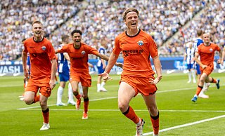SCP-Abwehrchef Felix Götze (vorne) feiert seinen 1:0-Treffer. Mit ihm jubeln die drei anderen Neuzugänge (hinten v. l.) Tjark Scheller, Santiago Castaneda und Sven Michel. - dpa SCP-Abwehrchef Felix Götze (vorne) feiert seinen 1:0-Treffer. Mit ihm jubeln die drei anderen Neuzugänge (hinten v. l.) Tjark Scheller, Santiago Castaneda und Sven Michel. - dpa