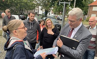 Liste mit Gewicht: Brigitte Heihoff überreicht Delbrücks Bürgermeister Werner Peitz knapp 1.300 neue Unterschrfiten gegen die Teilrodung am Pastorsbusch. - Jens Reddeker Liste mit Gewicht: Brigitte Heihoff überreicht Delbrücks Bürgermeister Werner Peitz knapp 1.300 neue Unterschrfiten gegen die Teilrodung am Pastorsbusch. - Jens Reddeker
