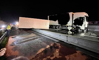 Nach dem Unfall musste die A 30 gesperrt werden. - Feuerwehr Löhne Nach dem Unfall musste die A 30 gesperrt werden. - Feuerwehr Löhne