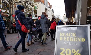 Die Paderborner Innenstadt erwies sich am Wochenende nicht nur wegen der Rabatte als Besuchermagnet. - Viktoria Bartsch Die Paderborner Innenstadt erwies sich am Wochenende nicht nur wegen der Rabatte als Besuchermagnet. - Viktoria Bartsch