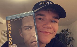 Finn Jaster, 21-jähriger Stürmer des Fußball-Westfalenligisten VfL Theesen, steht auf das Biografie-Video von Cristiano Ronaldo. - Nicole Bentrup Finn Jaster, 21-jähriger Stürmer des Fußball-Westfalenligisten VfL Theesen, steht auf das Biografie-Video von Cristiano Ronaldo. - Nicole Bentrup