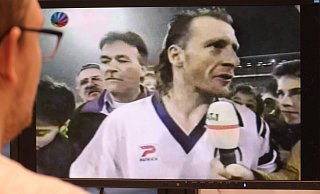 In der TV-Übertragung des UEFA-Cup-Spiels zwischen Karlsruhe und Valencia war auch der damals zwölf Jahre alte Lukas Kwasniok (rechts) kurzzeitig im Bild, als KSC-Akteur Wolfgang Rolff nach Schlusspfiff interviewt wurde. - Frank Beineke In der TV-Übertragung des UEFA-Cup-Spiels zwischen Karlsruhe und Valencia war auch der damals zwölf Jahre alte Lukas Kwasniok (rechts) kurzzeitig im Bild, als KSC-Akteur Wolfgang Rolff nach Schlusspfiff interviewt wurde. - Frank Beineke