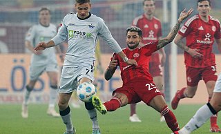Der Düsseldorfer Matthias Zimmermann (r.) und der Paderborner Filip Bilbija kämpfen um den Ball. - Roland Weihrauch/dpa Der Düsseldorfer Matthias Zimmermann (r.) und der Paderborner Filip Bilbija kämpfen um den Ball. - Roland Weihrauch/dpa