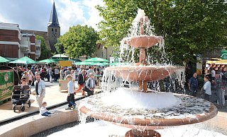 Am Tag des Bierbrunnens verwandelt sich der Lübbecker Marktplatz in einen großen Biergarten. - Joern Spreen-Ledebur Am Tag des Bierbrunnens verwandelt sich der Lübbecker Marktplatz in einen großen Biergarten. - Joern Spreen-Ledebur