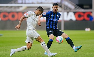 Raphael Obermair (r.), hier im Testspiel gegen Bochum, überzeugte in der Vorbereitung als Außenbahnspieler mit viel Offensivdrang. - Besim Mazhiqi Raphael Obermair (r.), hier im Testspiel gegen Bochum, überzeugte in der Vorbereitung als Außenbahnspieler mit viel Offensivdrang. - Besim Mazhiqi