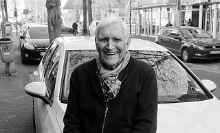 So kannten ihn viele: Fröhlich, herzlich, mit einem VW Golf. Tassilo Hardung im Mai diesen Jahres in der Strengerstraße in Gütersloh. - Privat So kannten ihn viele: Fröhlich, herzlich, mit einem VW Golf. Tassilo Hardung im Mai diesen Jahres in der Strengerstraße in Gütersloh. - Privat