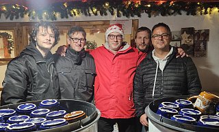 Gehören zum Team der fleißigen Helfer: Timo Schnelle ( v. l.), Andreas Schröder, Carsten Kracht , Tobias Schröder und Frank Bergmann. - Alexandra Stratmeier Gehören zum Team der fleißigen Helfer: Timo Schnelle ( v. l.), Andreas Schröder, Carsten Kracht , Tobias Schröder und Frank Bergmann. - Alexandra Stratmeier