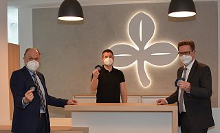 Landrat Christoph Rüther (v.l.) , Sebastian Wesseler vom Bürgerservice Salzkotten und Bürgermeister Ulrich Berger präsentieren die Schlüsselanhänger. - Kreis Paderborn Landrat Christoph Rüther (v.l.) , Sebastian Wesseler vom Bürgerservice Salzkotten und Bürgermeister Ulrich Berger präsentieren die Schlüsselanhänger. - Kreis Paderborn