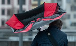 Der Regenschirm eines Spaziergängers ist am Dortmunder Phoenix-See wegen einer Windböe umgeklappt. Die Ausläufer des Orkantiefs „Victoria" zogen über Nordrhein-Westfalen hinweg. - picture alliance/dpa Der Regenschirm eines Spaziergängers ist am Dortmunder Phoenix-See wegen einer Windböe umgeklappt. Die Ausläufer des Orkantiefs „Victoria" zogen über Nordrhein-Westfalen hinweg. - picture alliance/dpa