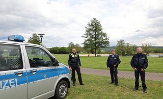 Harald Hosemann (v. l.), Dieter Warneke und Hans Düker von der Kreispolizeibehörde am Godelheimer See. - Simone Flörke Harald Hosemann (v. l.), Dieter Warneke und Hans Düker von der Kreispolizeibehörde am Godelheimer See. - Simone Flörke
