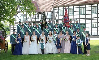 Der Hofstaat der Hövelhofer Schützen aus den Jahren 2019 und 2020 verlängert die Hofstaatsaison, solange es nötig sein wird. - Gerd Buschmeier Der Hofstaat der Hövelhofer Schützen aus den Jahren 2019 und 2020 verlängert die Hofstaatsaison, solange es nötig sein wird. - Gerd Buschmeier