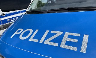 Die Polizei sperrte die Autobahnabfahrt für kurze Zeit, um den Lkw wieder aufzurichten. - Jens Reddeker Die Polizei sperrte die Autobahnabfahrt für kurze Zeit, um den Lkw wieder aufzurichten. - Jens Reddeker
