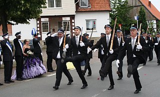Das Strahlen von Königin Vanessa Feischen-Knipping ließ beim Festumzug des Schützenvereins Nörde die fehlenden Sonnenstrahlen glatt vergessen. - Annette Etzel Das Strahlen von Königin Vanessa Feischen-Knipping ließ beim Festumzug des Schützenvereins Nörde die fehlenden Sonnenstrahlen glatt vergessen. - Annette Etzel