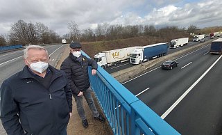 Georg Heidemann (links) und Bodo Meier blicken auf die A30. Hinter ihnen ist die Siedlung in Ahle, die vom Verkehrslärm schwer geplagt ist. - Florian Weyand Georg Heidemann (links) und Bodo Meier blicken auf die A30. Hinter ihnen ist die Siedlung in Ahle, die vom Verkehrslärm schwer geplagt ist. - Florian Weyand