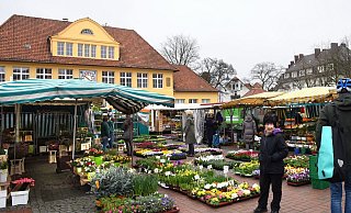Wochenmärkte - wie hier auf dem Siegfriedplatz - sind gerade in Corona-Zeiten eine beliebte Möglichkeit, unter freiem Himmel einzukaufen. - BARBARA FRANKE Wochenmärkte - wie hier auf dem Siegfriedplatz - sind gerade in Corona-Zeiten eine beliebte Möglichkeit, unter freiem Himmel einzukaufen. - BARBARA FRANKE