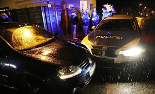 Golf und Polizei-BMW kollidierten am Ende der Sackgasse, als der junge Fahrer versuchte, zu wenden. Die Polizei nahm Zeugenaussagen der Anwohner auf. - Simone Flörke Golf und Polizei-BMW kollidierten am Ende der Sackgasse, als der junge Fahrer versuchte, zu wenden. Die Polizei nahm Zeugenaussagen der Anwohner auf. - Simone Flörke