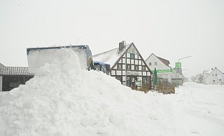 Schneemassen türmen sich auf den Straßen im Lübbecker Land. - Joern Spreen-Ledebur Schneemassen türmen sich auf den Straßen im Lübbecker Land. - Joern Spreen-Ledebur