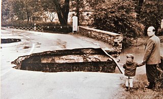 Die Heinrichsflut sorgte 1965 für Tote und immense Schäden. Auch die alte Almebrücke in Graffeln in Wewelsburg wurde vollständig zerstört und wurde später durch einen Neubau ersetzt. - Archiv Die Heinrichsflut sorgte 1965 für Tote und immense Schäden. Auch die alte Almebrücke in Graffeln in Wewelsburg wurde vollständig zerstört und wurde später durch einen Neubau ersetzt. - Archiv