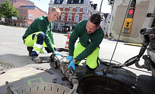 Mathias Richtering und Marko Zellin bereiten die Kamera für die Kanalsanierung vor. - Wolfgang Rudolf Mathias Richtering und Marko Zellin bereiten die Kamera für die Kanalsanierung vor. - Wolfgang Rudolf