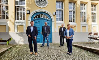 Im Bild: von Links Bürgermeister Tim Kähler, Thomas Dickenbrok (Digitalcoach desHandelsverbandes OWL e.V.), Arno Sebening (Geschäftsführer für den BereichMinden-Herford des Handelsverbandes OWL e.V.), Sandra Beckmann (Citymanagement) - Stadt Herford Im Bild: von Links Bürgermeister Tim Kähler, Thomas Dickenbrok (Digitalcoach desHandelsverbandes OWL e.V.), Arno Sebening (Geschäftsführer für den BereichMinden-Herford des Handelsverbandes OWL e.V.), Sandra Beckmann (Citymanagement) - Stadt Herford