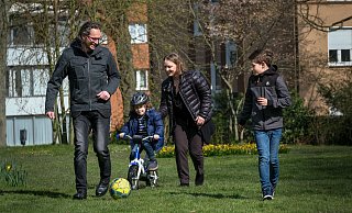 Sie haben in Bielefeld mehr Auslauf als die Verwandten in Italien: Gianni Cuccaro, Sohn Niklas auf dem Fahrrad, Ehefrau Anna und Sohn Daniel (von links). - Andreas Zob Sie haben in Bielefeld mehr Auslauf als die Verwandten in Italien: Gianni Cuccaro, Sohn Niklas auf dem Fahrrad, Ehefrau Anna und Sohn Daniel (von links). - Andreas Zob