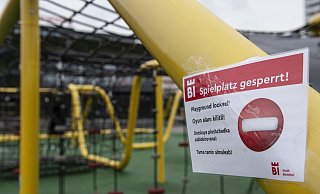 Warum sind Spielplätze noch gesperrt, während Läden geöffnet sind? Das ist offensichtlich unlogisch. - Joerg Dieckmann Warum sind Spielplätze noch gesperrt, während Läden geöffnet sind? Das ist offensichtlich unlogisch. - Joerg Dieckmann