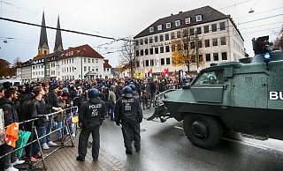 Die Polizei stand den Gegendemonstranten mit martialischen Fahrzeugen gegenüber - hier mit einem panzerähnlichen Räumfahrzeug. - Sarah Jonek Die Polizei stand den Gegendemonstranten mit martialischen Fahrzeugen gegenüber - hier mit einem panzerähnlichen Räumfahrzeug. - Sarah Jonek