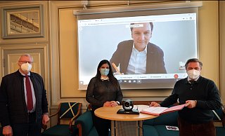 Der stellvertretende Bürgermeister Werner Seeger, Wirtschaftsförderin Lisa Kunert, Bürgermeister Tim Kähler und auf dem Bildschirm Glasfaser-Nordwest-Geschäftsführer Christoph Meurer bei der simultanen Vertragsunterzeichnung. - Frank-Michael Kiel-Steinkamp Der stellvertretende Bürgermeister Werner Seeger, Wirtschaftsförderin Lisa Kunert, Bürgermeister Tim Kähler und auf dem Bildschirm Glasfaser-Nordwest-Geschäftsführer Christoph Meurer bei der simultanen Vertragsunterzeichnung. - Frank-Michael Kiel-Steinkamp