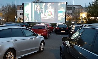 Autokinos - wie hier in einer anderen Stadt - boomen derzeit. Das Spenger Zentraltheater eröffnet am Freitag ein Autokino in Halle. - Dieter Scholz Autokinos - wie hier in einer anderen Stadt - boomen derzeit. Das Spenger Zentraltheater eröffnet am Freitag ein Autokino in Halle. - Dieter Scholz