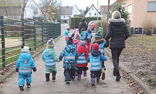 Kinder der Kita Hiddenhausen gehen in der Gemeinde spazieren. Hiddenhausen ist bei jungen Familien beliebt, Kitas und Grundschulen sind voll. Deswegen boomt auch das Programm "Jung kauft Alt" in Hiddenhausen. - Alexandra Golfinger Kinder der Kita Hiddenhausen gehen in der Gemeinde spazieren. Hiddenhausen ist bei jungen Familien beliebt, Kitas und Grundschulen sind voll. Deswegen boomt auch das Programm "Jung kauft Alt" in Hiddenhausen. - Alexandra Golfinger
