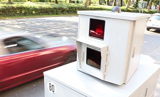 Die Stadt will Temposünder auf mehreren Straßen fassen, unter anderem auf Hauptverkehrsadern wie die Stapenhorststraße oder die Eckendorfer Straße. - Symbolbild: Holger Kosbab (Archiv) Die Stadt will Temposünder auf mehreren Straßen fassen, unter anderem auf Hauptverkehrsadern wie die Stapenhorststraße oder die Eckendorfer Straße. - Symbolbild: Holger Kosbab (Archiv)