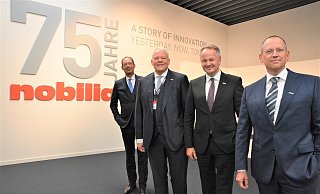 Die Nobilia-Geschäftsführer Lars Bopf, Oliver Streit, Michael Klein und Frank Kramer (v. l.) im Eingangsbereich. Dort weist die Beschriftung auf das Firmenjubiläum hin. - Karin Prignitz Die Nobilia-Geschäftsführer Lars Bopf, Oliver Streit, Michael Klein und Frank Kramer (v. l.) im Eingangsbereich. Dort weist die Beschriftung auf das Firmenjubiläum hin. - Karin Prignitz