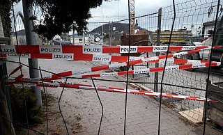 Die Weserbrücke zwischen Beverungen und Lauenförde ist seit Sonntagnachmittag auch für die Fußgänger gesperrt. - Torsten Wegener Die Weserbrücke zwischen Beverungen und Lauenförde ist seit Sonntagnachmittag auch für die Fußgänger gesperrt. - Torsten Wegener