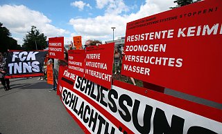 Etwa 75 Demonstranten hatten sich am Samstag vor dem Werktor von Tönnies versammelt. - Patrick Menzel Etwa 75 Demonstranten hatten sich am Samstag vor dem Werktor von Tönnies versammelt. - Patrick Menzel