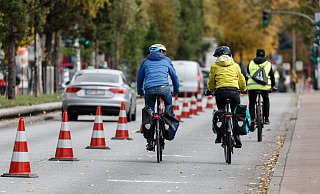 Diese Szene aus Hamburg zeigt einen Pop-Up-Radweg, der mit Leitkegeln von der übrigen Fahrbahn abgegrenzt worden ist. - Picture Alliance Diese Szene aus Hamburg zeigt einen Pop-Up-Radweg, der mit Leitkegeln von der übrigen Fahrbahn abgegrenzt worden ist. - Picture Alliance