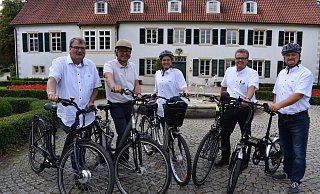 Mit dem Ohr am Wahlkreis: Ulrich Beckmann (v.l.), Frank Schäffler, Tina Arndt, Bernd Fiebig und Pierre Arndt fuhren mit dem Fahrrad durch Pr. Oldendorf. - Mareike Köstermeyer Mit dem Ohr am Wahlkreis: Ulrich Beckmann (v.l.), Frank Schäffler, Tina Arndt, Bernd Fiebig und Pierre Arndt fuhren mit dem Fahrrad durch Pr. Oldendorf. - Mareike Köstermeyer
