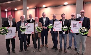 Bürgermeister Daniel Hartmann (Mitte) zusammen mit den Preisträgern aus Fürstenau, Brenkhausen, Ovenhausen und Lütmarsen. - Simone Flörke Bürgermeister Daniel Hartmann (Mitte) zusammen mit den Preisträgern aus Fürstenau, Brenkhausen, Ovenhausen und Lütmarsen. - Simone Flörke
