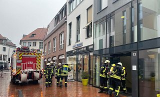 In der Tiefgarage am Gütersloher Kolbeplatz hat es am Donnerstagmittag gebrannt. Einer Autofahrerin waren Flammen in einem Schacht aufgefallen. Feuerwehr und Polizei rückten mit einem Großaufgebot aus. - Wolfgang Wotke In der Tiefgarage am Gütersloher Kolbeplatz hat es am Donnerstagmittag gebrannt. Einer Autofahrerin waren Flammen in einem Schacht aufgefallen. Feuerwehr und Polizei rückten mit einem Großaufgebot aus. - Wolfgang Wotke