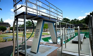 Darf das Drei-Meter-Sprungturm im Freibad Wiedenbrück genutzt werden oder nicht? Um diese Frage zu klären, soll es in Kürze tausend Sprünge vom Dreier geben. - Andreas Frücht Darf das Drei-Meter-Sprungturm im Freibad Wiedenbrück genutzt werden oder nicht? Um diese Frage zu klären, soll es in Kürze tausend Sprünge vom Dreier geben. - Andreas Frücht